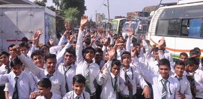 ट्रक चालक ने कॉलेज जा रही छात्रा को छेडा