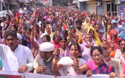 बेघरों का शहर में हंसिया प्रदर्शन
