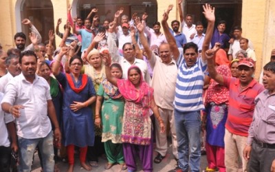 वेतन न मिलने से भड़के पालिका कर्मी बेमियादी हड़ताल पर