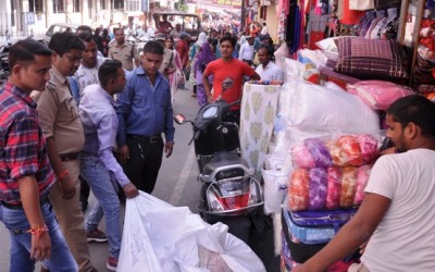 बाजार से पुलिस ने हटाया अतिक्रमण