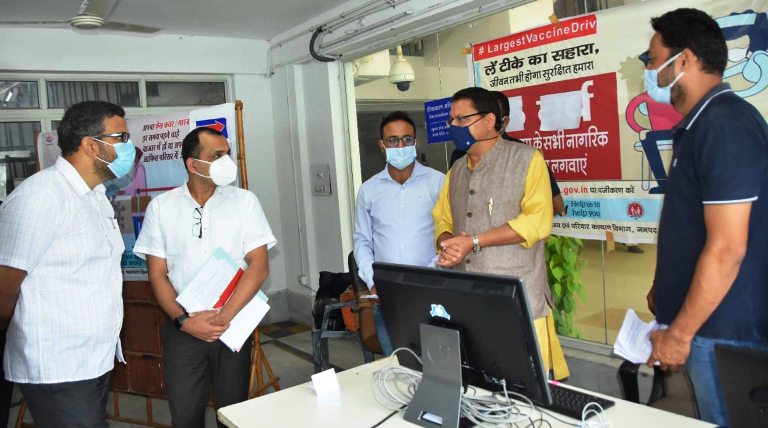 कोविड टीकाकरण कैंप का सीएम ने किया निरीक्षण
