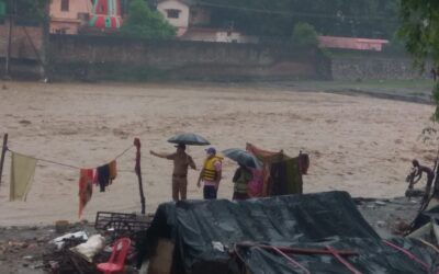 ऋषिकेशः गंगा का जलस्तर बढ़ने से खाली कराई बस्तियां, चंद्रभागा भी उफान पर