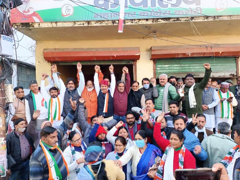 एक छत के नीचे जुटे कांग्रेस के कार्यकर्ता, कार्यालय खोल प्रचार अभियान किया तेज