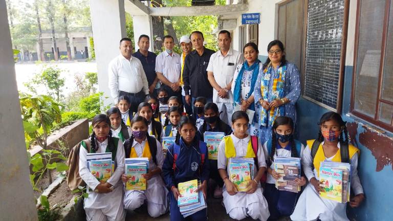 निशुल्क पुस्तकों का वितरण सरकार की बड़ी सौगात
