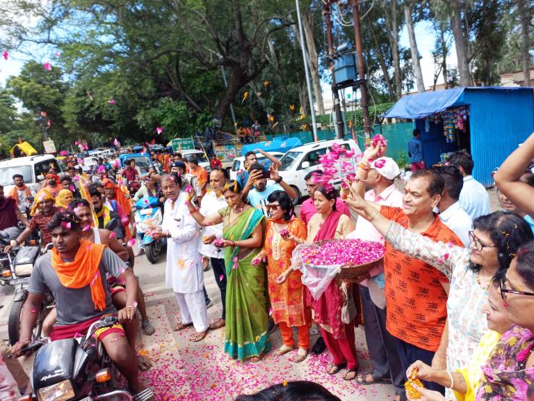 कैबिनेट मंत्री अग्रवाल ने तीर्थयात्रा पर कांवड़ लेकर आये शिव भक्तों पर पुष्प बरसाये