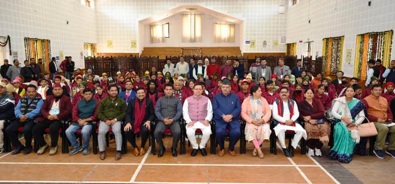 भारत दर्शन जा रहे छात्रों का मुख्यमंत्री ने बढ़ाया हौसला