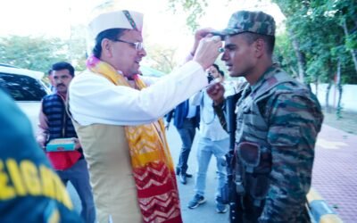 सीएम धामी ने काफिला रूकवाकर सेना के जवानों को दी होली की शुभकामनाएं
