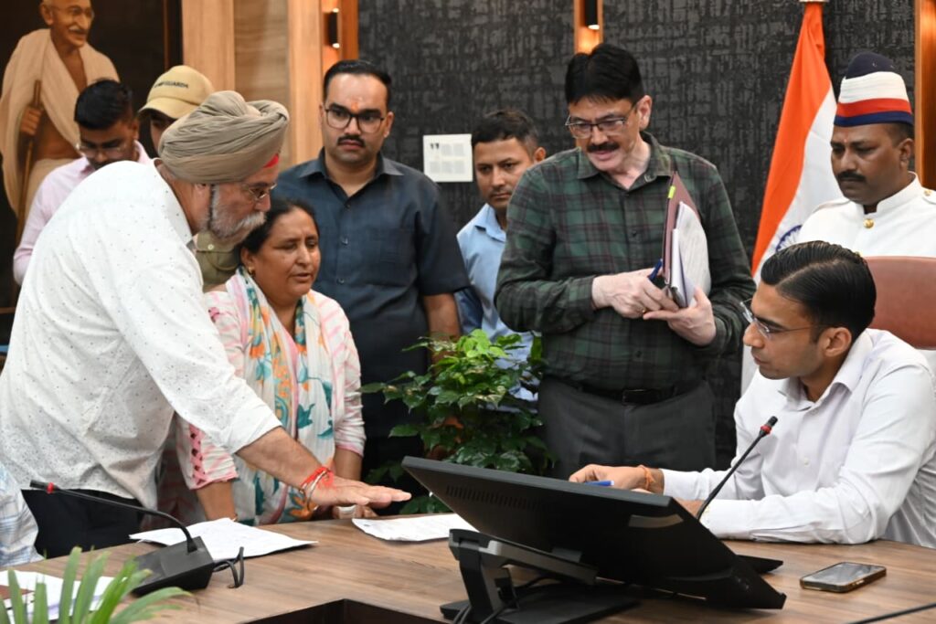 देहरादूनः जनदर्शन पर बढता जन का अूटट विश्वास, चार घंटे चला आज डीएम जनदर्शन