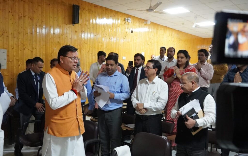 लोगों की भावना के अनुरूप हो निर्माण कार्यः धामी