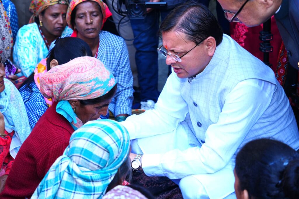 आपदा प्रभावितों के बीच पहुंचे सीएम धामी, दीपावली मनाकर पुर्ननिर्माण कार्यों का निरीक्षण भी किया