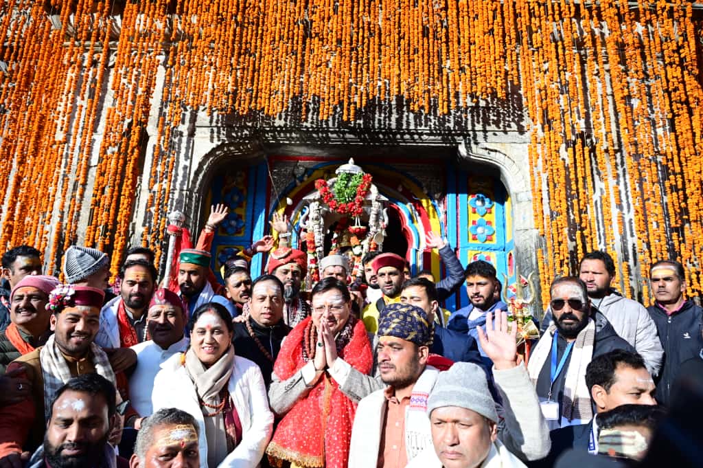 बाबा केदार धाम के कपाट हुए बंद, सीएम ने किए दर्शन