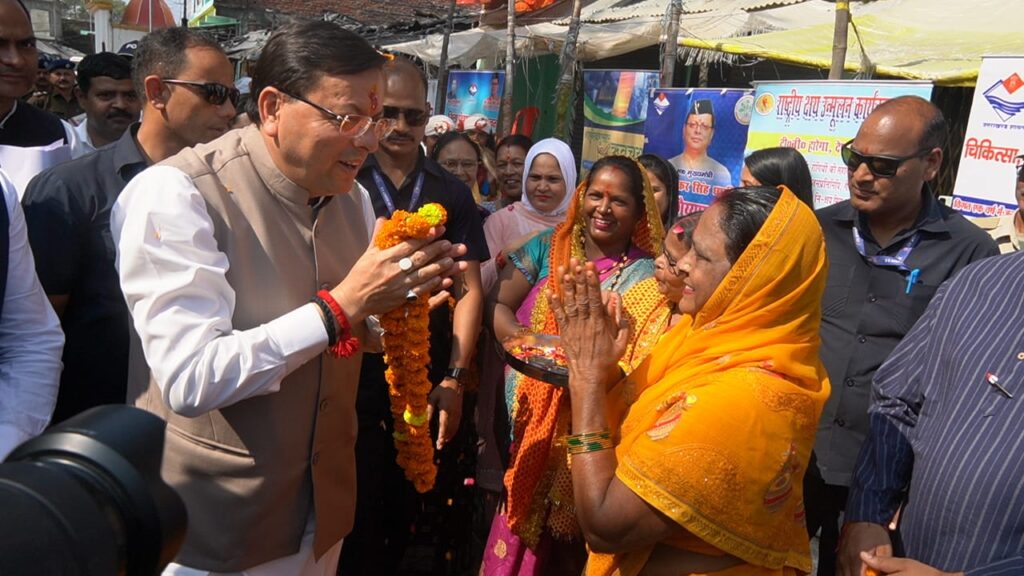 टनकपुर में महिलाओं ने सीएम धामी को च्यूड़ा पूजन कर मनाया भैया दूज