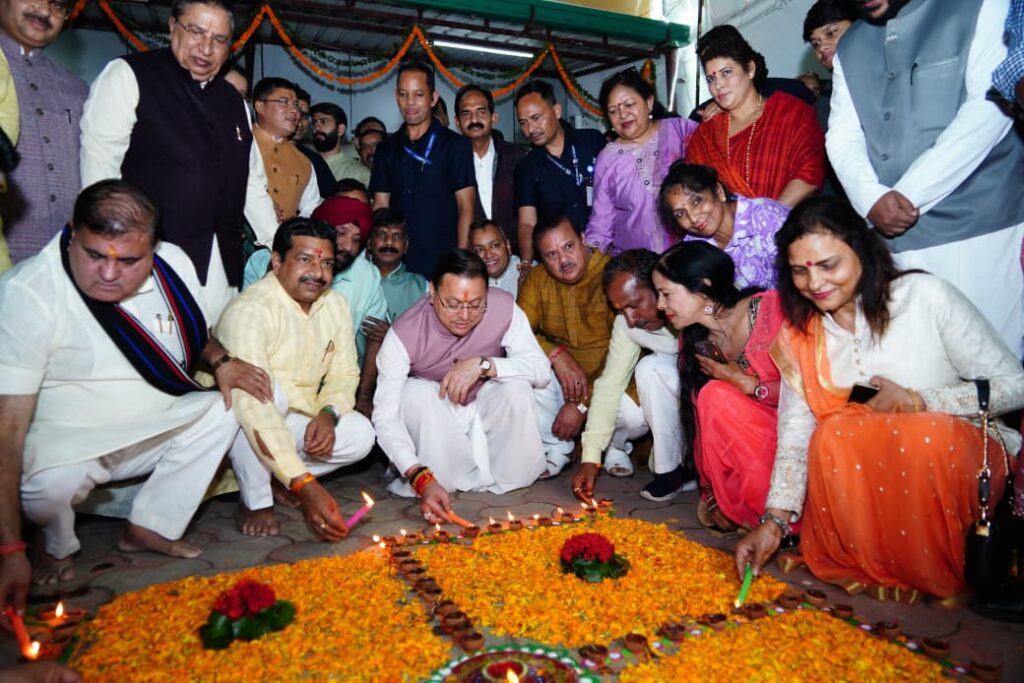 सीएम धामी ने भाजपा प्रदेश कार्यालय में मनाई दीपावली, पूजा अर्चना कर वोकल फॉर लोकल का लिया संकल्प