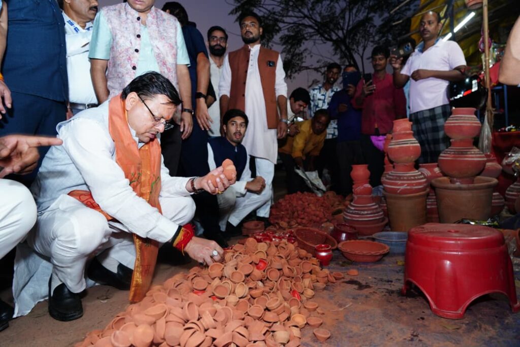 सीएम धामी ने चकराता रोड स्थित स्थानीय दुकानों से की दीपावली की खरीदारी