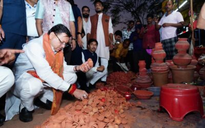 सीएम धामी ने चकराता रोड स्थित स्थानीय दुकानों से की दीपावली की खरीदारी