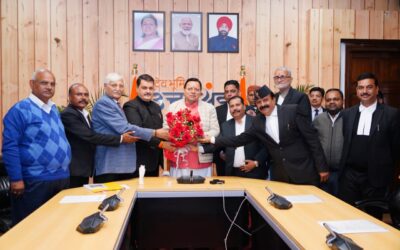 मुख्यमंत्री से अध्यक्ष संघर्ष समिति बार एसोसिएशन देहरादून के पदाधिकारियों ने भेंट कर सौंपा ज्ञापन