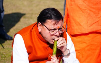 सीएम से मिला गन्ना किसानों का प्रतिनिधिमंडल, लॉन में बैठकर सीएम ने चखा स्वाद