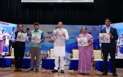 सीएम ने पर्यटन विभाग द्वारा तैयार थ्रोन आफ द गॉड्स कॉफी टेबल बुक का विमोचन किया