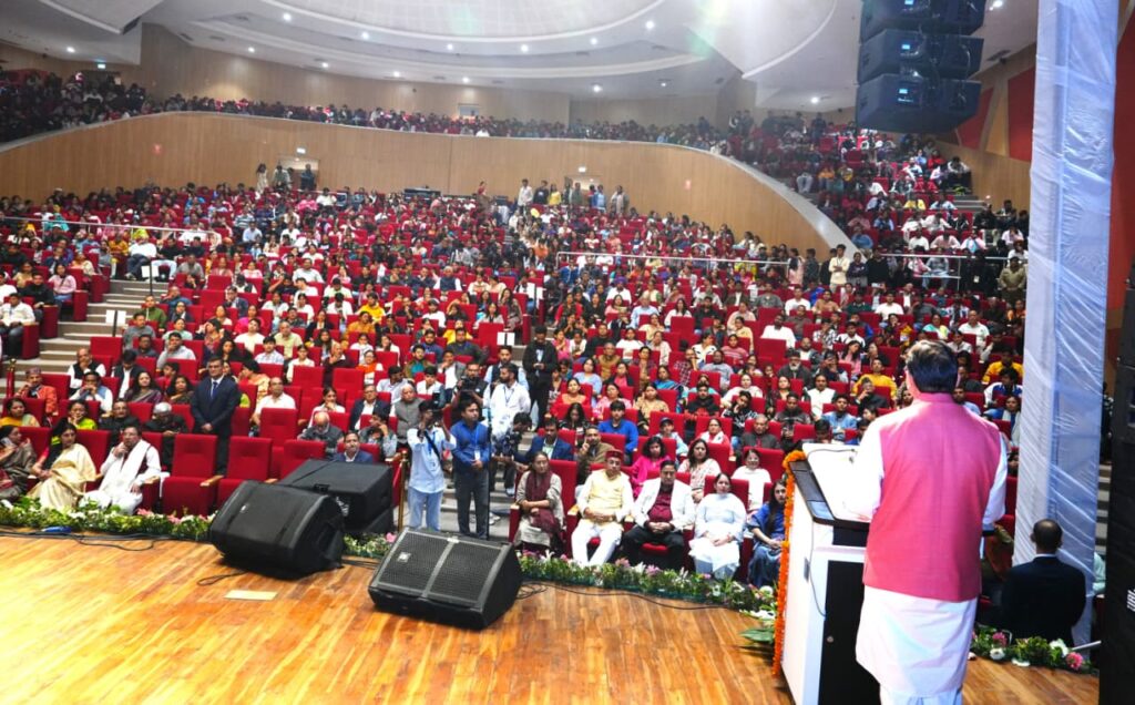 मुख्यमंत्री धामी ने किया हिमालय निनाद उत्सव में प्रतिभाग, अस्वस्थ्स कलाकारों की मासिक पेंशन में की तीन हजार की बढ़ोतरी