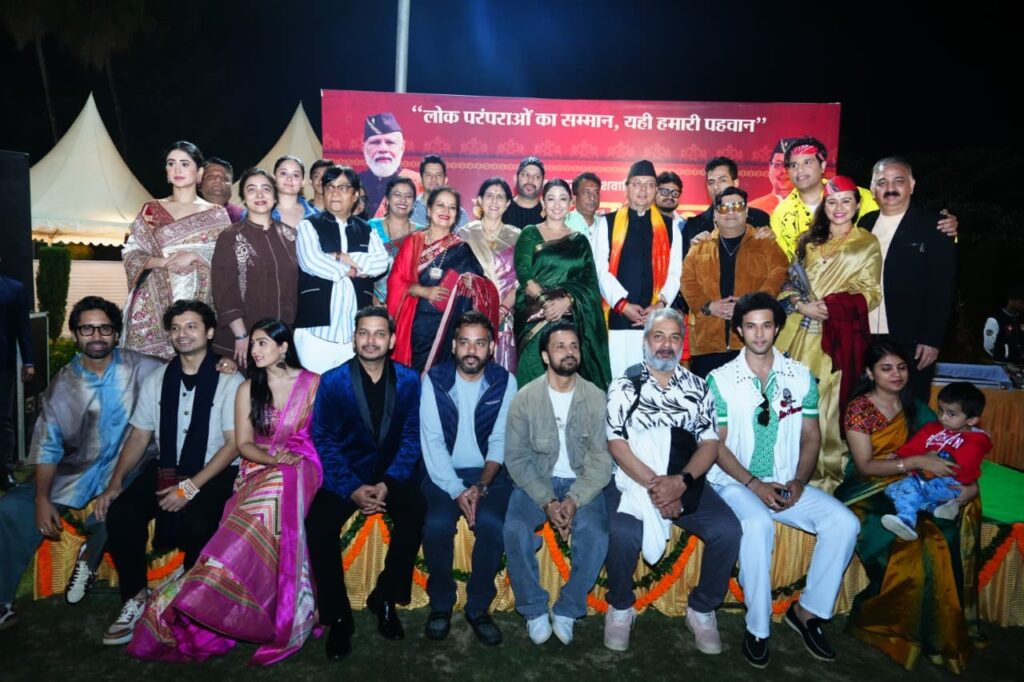 लोकपर्व इगास के शुभ अवसर पर कलाकारों ने मुख्यमंत्री धामी से की मुलाकात