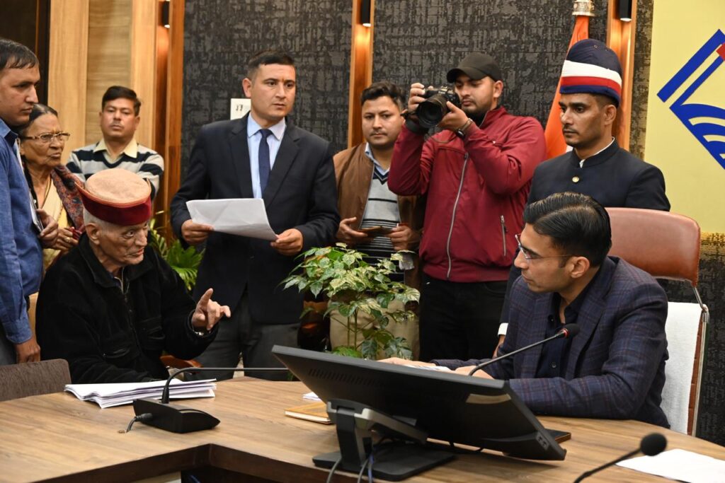 जनता दर्शन में आया बेटी द्वारा बुजुर्ग पिता से धोखाधड़ी मामला, बैंक खाते से 10 लाख गायब, डीएम ने लिया एक्शन