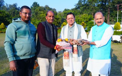 मुख्यमंत्री धामी को सल्ट विधायक महेश सिंह जीना ने भेंट किए उत्तराखंड के पारंपरिक पहाड़ी उत्पाद