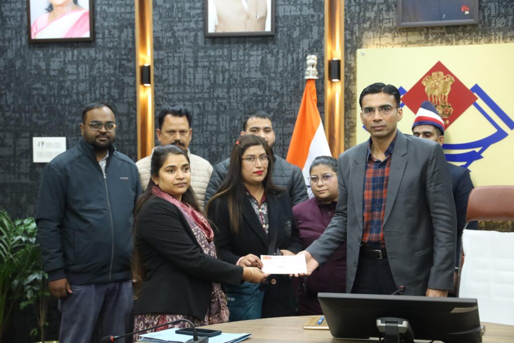 बैंक ऑफ बड़ौदा की मनमानी, जिला प्रशासन का डंडा, बुजुर्ग विधवा व असहाय पुत्री को मिला न्याय