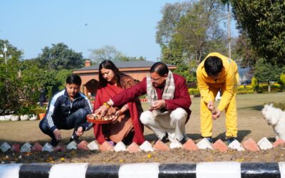 मुख्यमंत्री धामी ने सीएम आवास पर सपरिवार ट्यूलिप के बल्ब रोपे