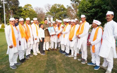 चंपावत से आए होलियारों को सीएम ने दी शुभकामनाएं