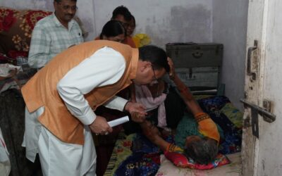 खटीमा में दिवंगत लोगों के परिजनों को ढ़ांढ़स बंधाने उनके घर पहुंचे सीएम धामी
