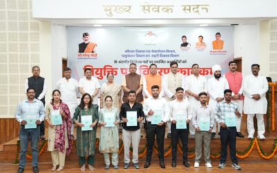 विभिन्न सरकारी पदों के लिये चयनित अभ्यर्थियों को सीएम धामी ने दिए नियुक्ति पत्र
