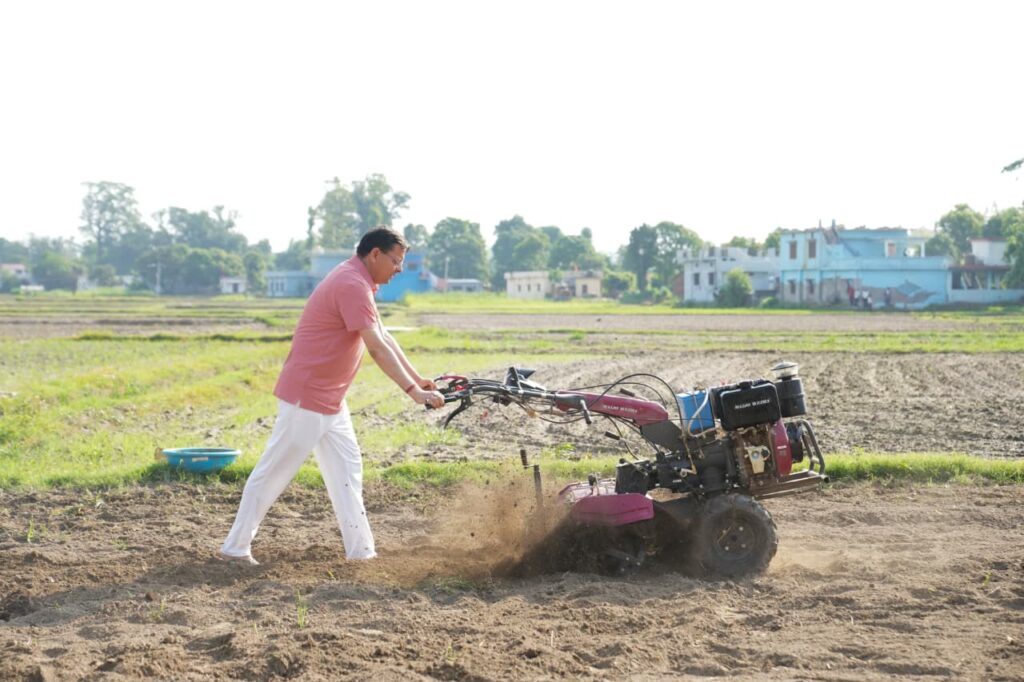 खेत में टिलर चलाकर सीएम धामी ने पारंपरिक कृषि और जैविक खेती को बढ़ावा देने का दिया संदेश