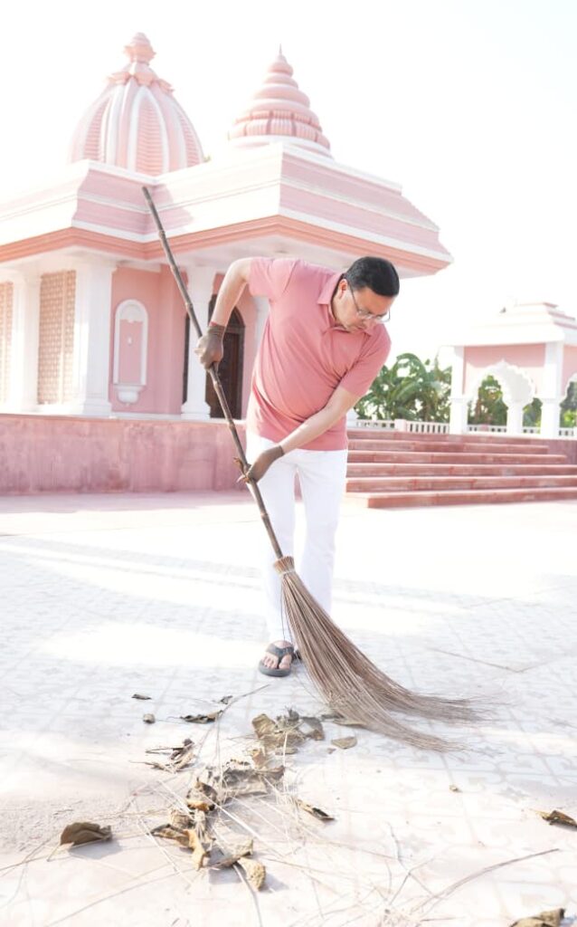 सीएम ने एक पेड़ मां के नाम अभियान के तहत पौधरोपण कर दिया स्वच्छता का संदेश