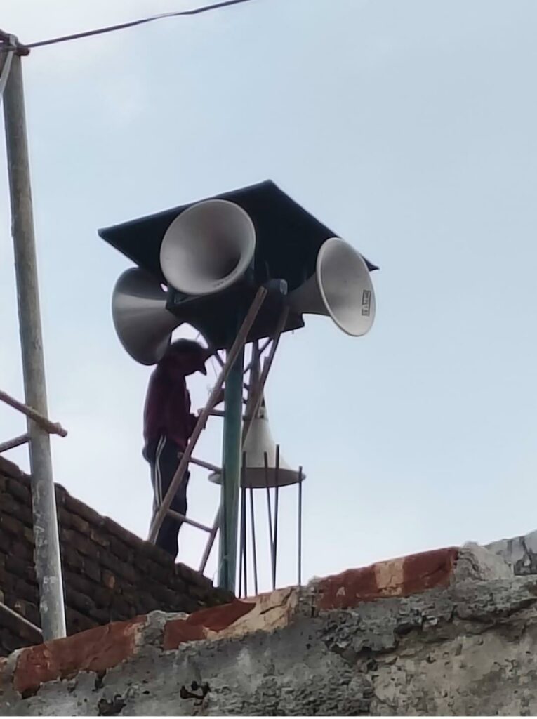 दून पुलिस का निर्धारित मानकों के विपरीत संचालित लाउडस्पीकरों पर चला अभियान