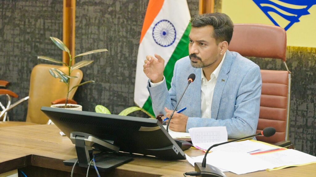 दून डीएम ने जिले में मानसून में आपदा एवं डेंगू रोकथाम को लेकर दिखाई सख्त