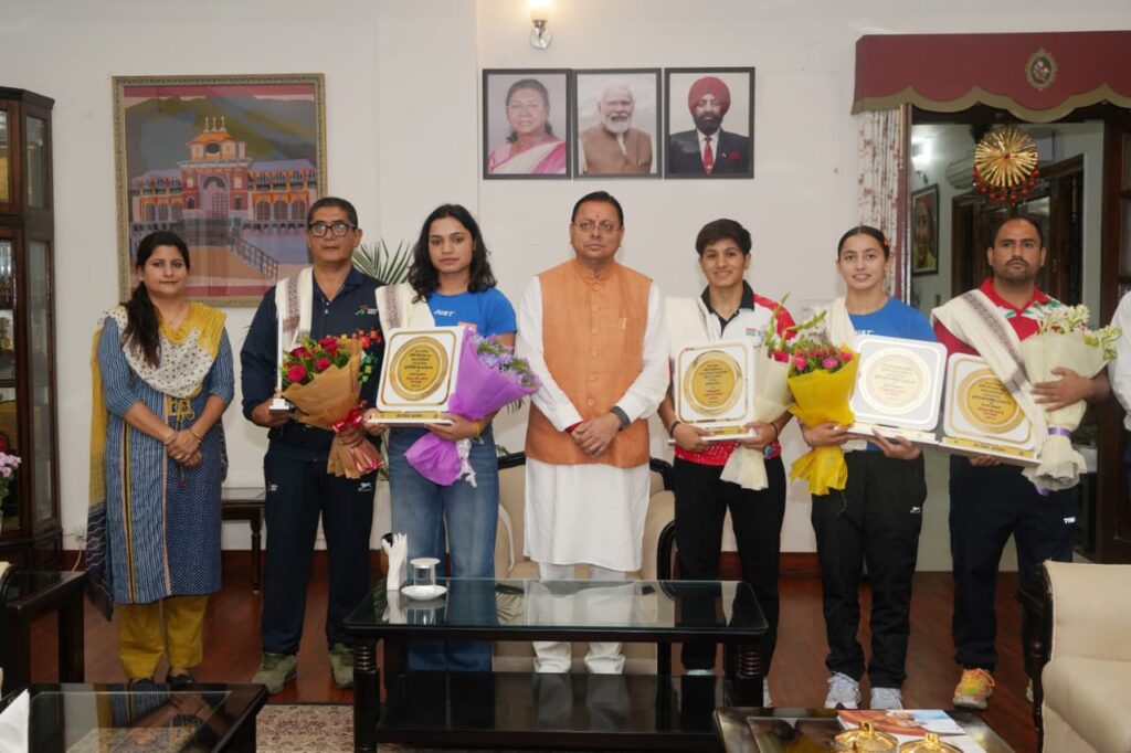 मुख्यमंत्री धामी से मिलीं अंतरराष्ट्रीय स्तर पर पदक जीतने वाली उत्तराखंड की महिला मुक्केबाज, किया सम्मानित