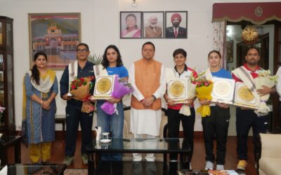 मुख्यमंत्री धामी से मिलीं अंतरराष्ट्रीय स्तर पर पदक जीतने वाली उत्तराखंड की महिला मुक्केबाज, किया सम्मानित