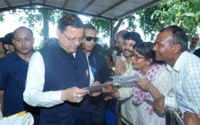 लोहियाहेड हेलीपैड कैंप कार्यालय में सीएम ने सुनी जन समस्याएं, जरूरतमंदों को सामग्री भी की वितरित