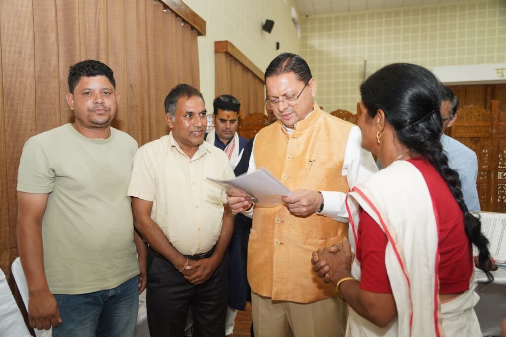 विभिन्न जनपदों से पहुंचे नागरिकों से सीएम धामी को कराया समस्याओं से अवगत