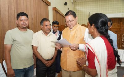 विभिन्न जनपदों से पहुंचे नागरिकों से सीएम धामी को कराया समस्याओं से अवगत