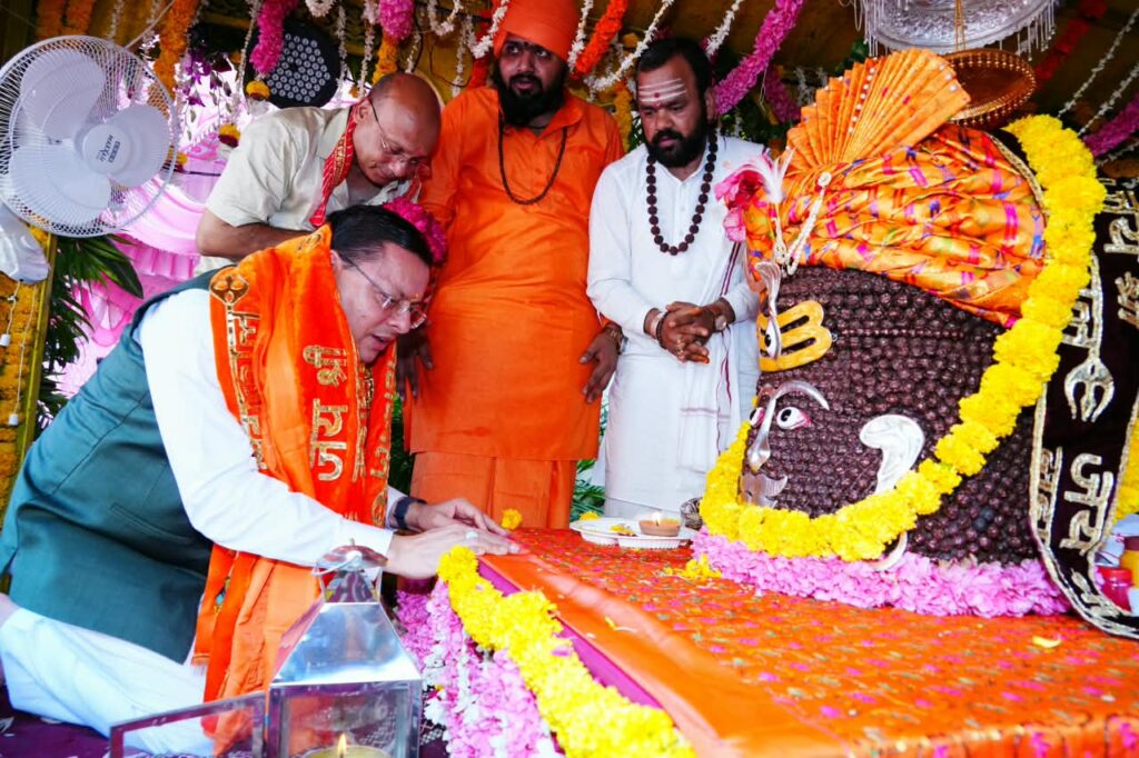 सीएम धामी ने टपकेश्वर महादेव की भव्य शोभायात्रा में शामिल होकर की प्रदेश की खुशहाली की कामना