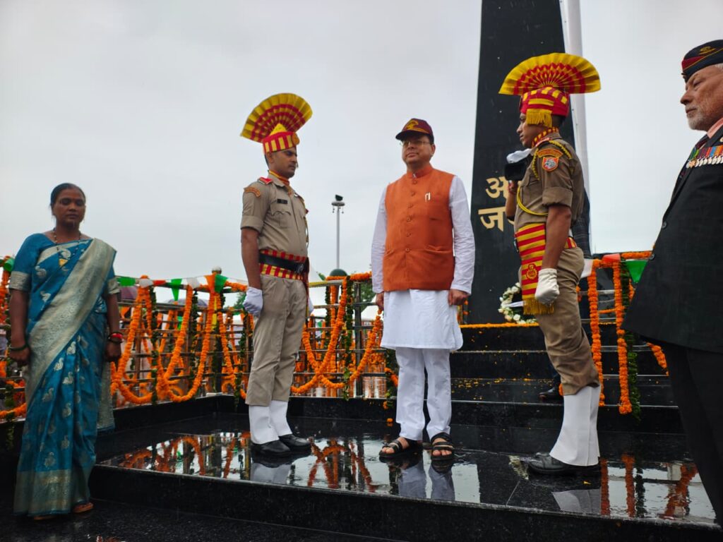 सीमांत क्षेत्र में शहीद स्मारक एवं विशाल तिरंगे का लोकार्पण, सीएम धामी ने वीर शहीदों को किया नमन