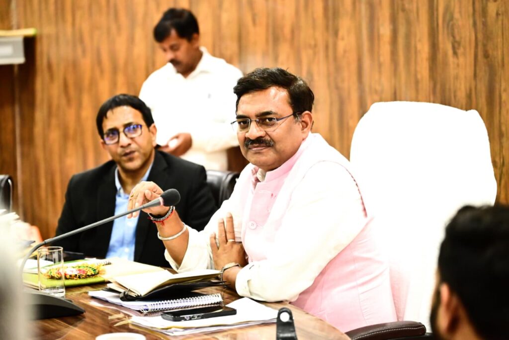 उत्तरकाशी में सीएस बर्द्धन ने जिलास्तरीय समीक्षा बैठक की, योजना दीदी ई-पुस्तक का किया विमोचन