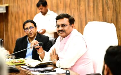 उत्तरकाशी में सीएस बर्द्धन ने जिलास्तरीय समीक्षा बैठक की, योजना दीदी ई-पुस्तक का किया विमोचन